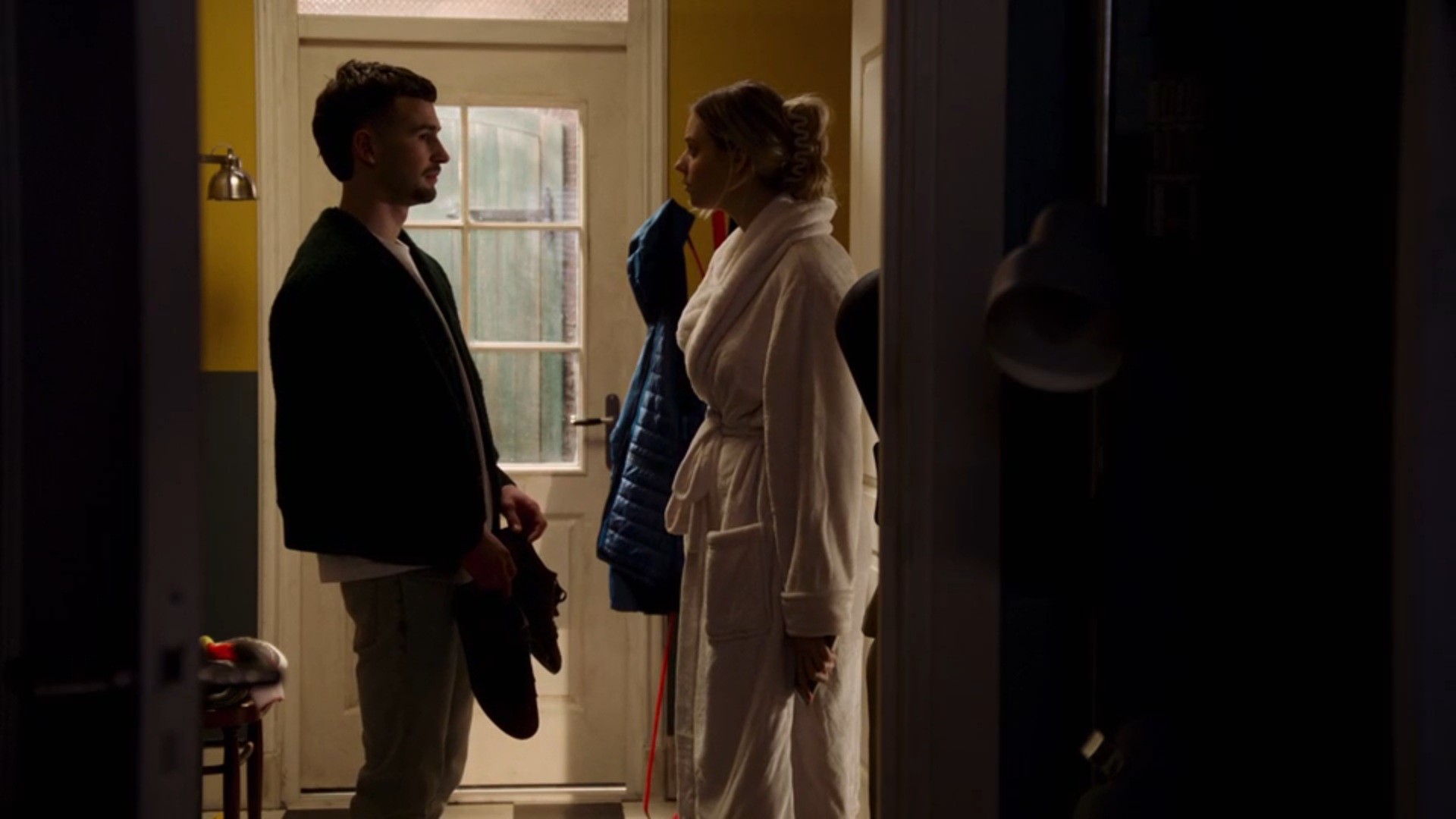 Troj blijft hinderlijk aanwezig in Nola's aura